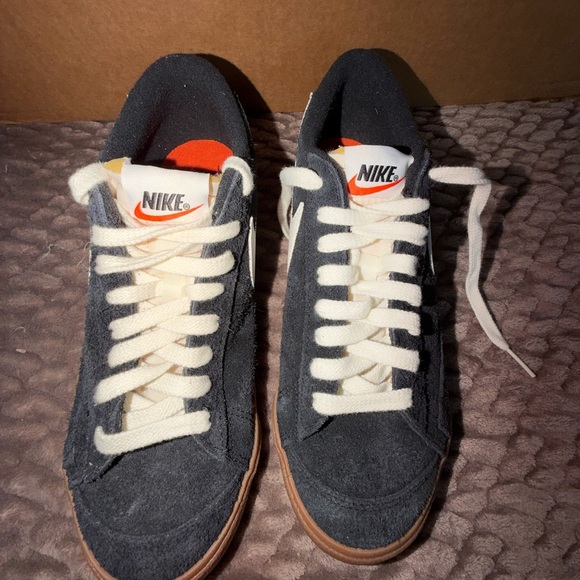 Nike women’s navy and White Sneakers size 9 - Picture 2 of 5